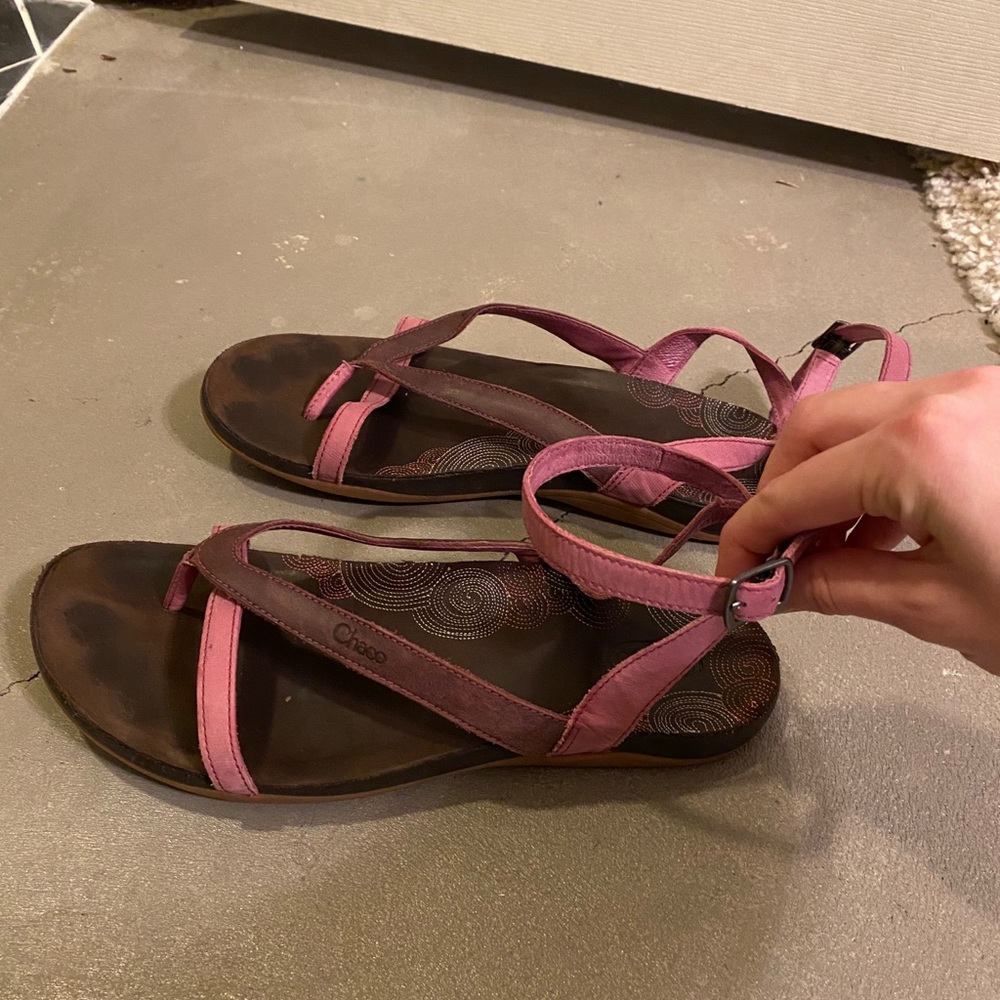 Women’s size 9 ankle strap Chacos w/pink leather